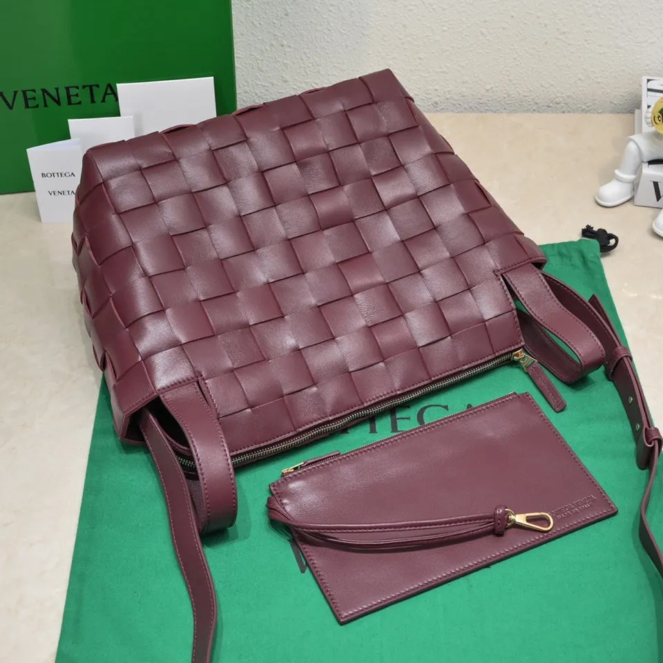 Batch 2600 BottegaVeneta What can be packed in the new bowling bag? Have you got the new bowling bag? Super large capacity ~ The key is low-key, simple and casual style ~ the fashion sense is not reduced at all. It combines BV's classic woven elements and can also be used for computers. The length of the shoulder straps can be adjusted. It is suitable for tall girls to carry. Boys also have a sunny back☀️ Style number: 7466# Size: 28*21*16